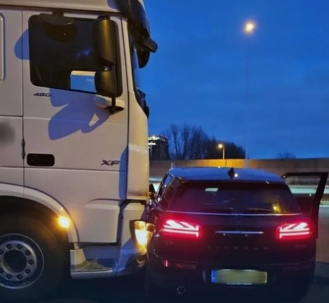 Auto belandt pal voor vrachtwagen